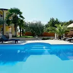 80 With Outdoor Swimmingpool Apartamento