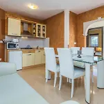 80 With Outdoor Swimmingpool Apartamento
