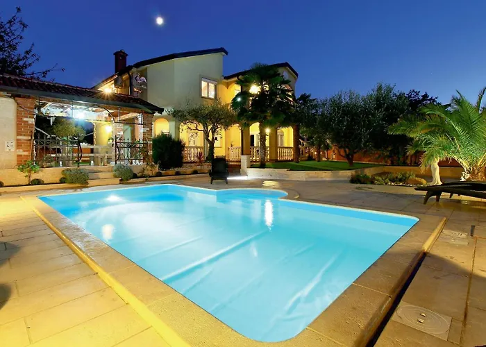 80 With Outdoor Swimmingpool *