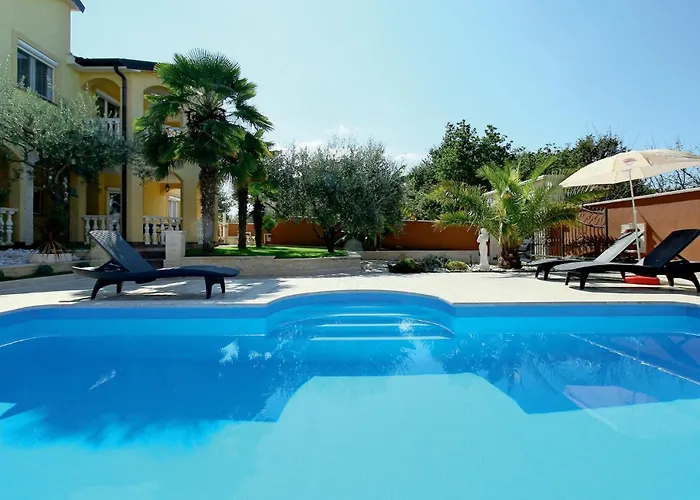 80 With Outdoor Swimmingpool Apartmán