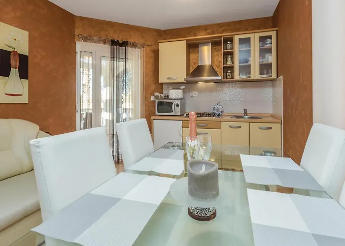 Apartmán 80 With Outdoor Swimmingpool Poreč