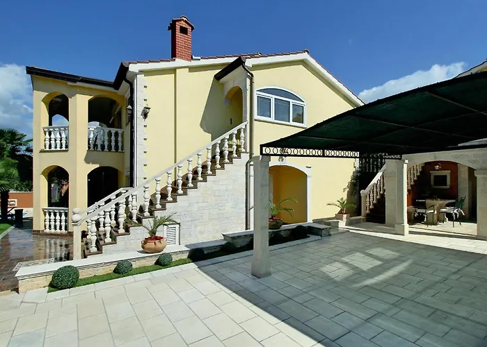 80 With Outdoor Swimmingpool Poreč