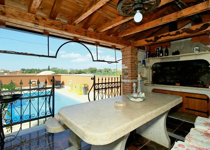 80 With Outdoor Swimmingpool Poreč