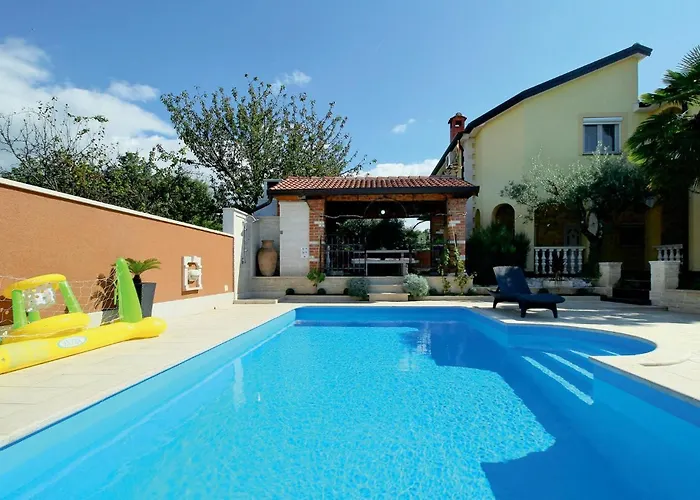 80 With Outdoor Swimmingpool Apartmán