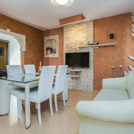 80 With Outdoor Swimmingpool Πόρετς