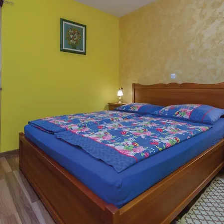 80 With Outdoor Swimmingpool