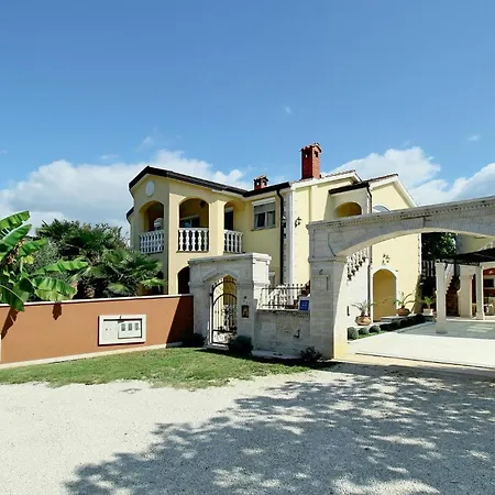 Appartamento 80 With Outdoor Swimmingpool Porec