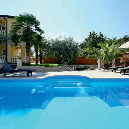 80 With Outdoor Swimmingpool Apartmán