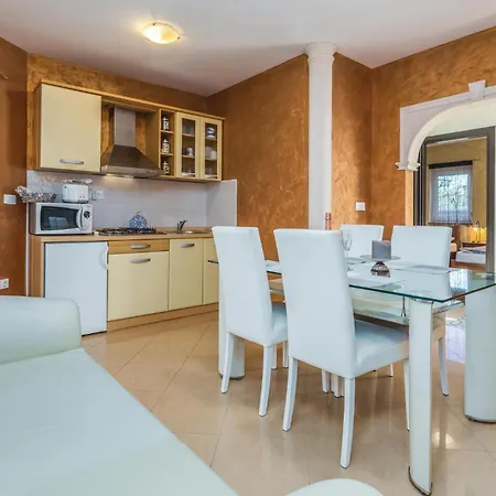 80 With Outdoor Swimmingpool Apartman