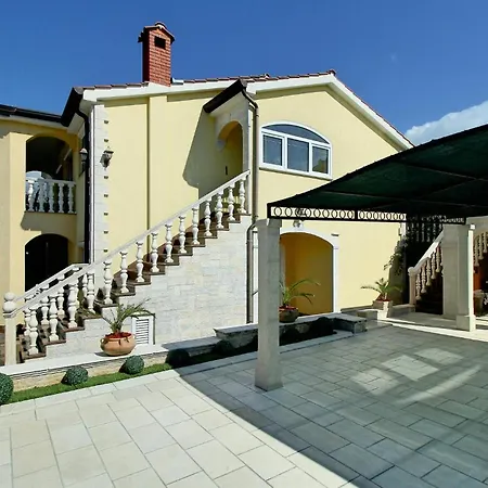 80 With Outdoor Swimmingpool Poreč