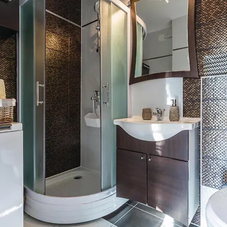 80 With Outdoor Swimmingpool Πόρετς