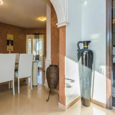 80 With Outdoor Swimmingpool Apartman