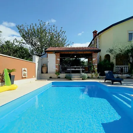 80 With Outdoor Swimmingpool Διαμέρισμα