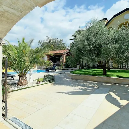 80 With Outdoor Swimmingpool Διαμέρισμα *